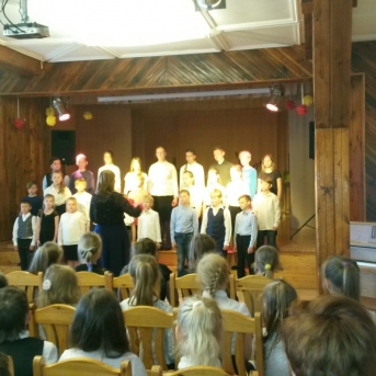 Skolu sadziedāšanās svētki Pabažu kultūras namā. Nāk pavasaris ar skanīgu dziesmu. - 