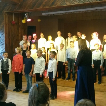 Skolu sadziedāšanās svētki Pabažu kultūras namā. Nāk pavasaris ar skanīgu dziesmu. - 