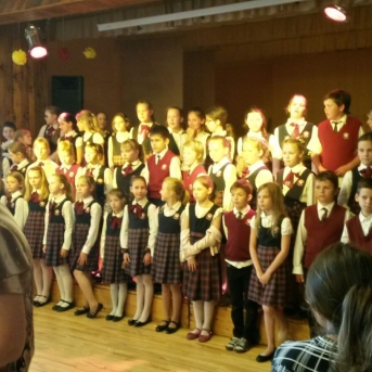 Skolu sadziedāšanās svētki Pabažu kultūras namā. Nāk pavasaris ar skanīgu dziesmu. - 