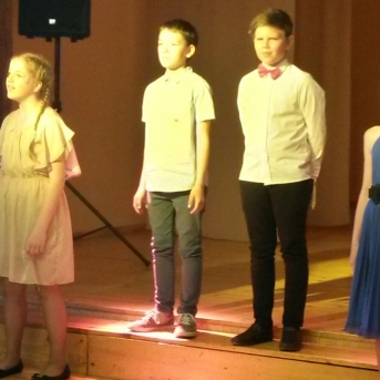 Skolu sadziedāšanās svētki Pabažu kultūras namā. Nāk pavasaris ar skanīgu dziesmu. - 