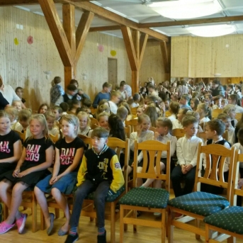 Skolu sadziedāšanās svētki Pabažu kultūras namā. Nāk pavasaris ar skanīgu dziesmu. - 