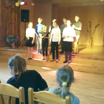 Skolu sadziedāšanās svētki Pabažu kultūras namā. Nāk pavasaris ar skanīgu dziesmu. - 