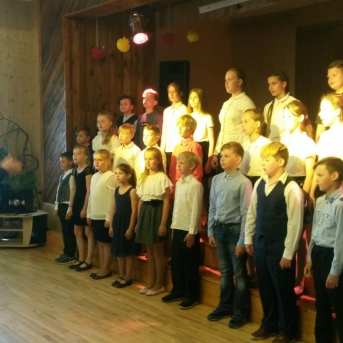 Skolu sadziedāšanās svētki Pabažu kultūras namā. Nāk pavasaris ar skanīgu dziesmu. - 