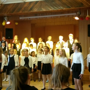 Skolu sadziedāšanās svētki Pabažu kultūras namā. Nāk pavasaris ar skanīgu dziesmu. - 