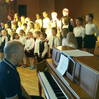 Skolu sadziedāšanās svētki Pabažu kultūras namā. Nāk pavasaris ar skanīgu dziesmu. - 