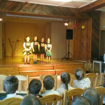 Skolu sadziedāšanās svētki Pabažu kultūras namā. Nāk pavasaris ar skanīgu dziesmu. - 