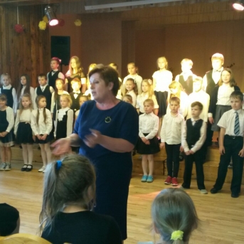 Skolu sadziedāšanās svētki Pabažu kultūras namā. Nāk pavasaris ar skanīgu dziesmu. - 