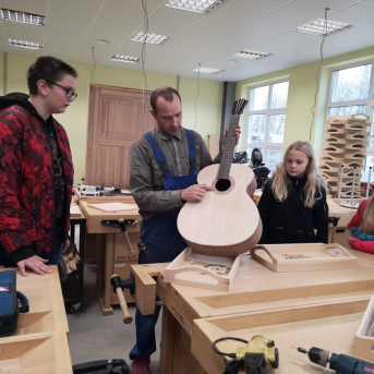 KARJERAS IZGLĪTĪBAS brauciens uz Vidzemes tehnoloģiju un Dizaina tehnikumu un SIA Tītarkalns - 