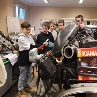 KARJERAS IZGLĪTĪBAS brauciens uz Vidzemes tehnoloģiju un Dizaina tehnikumu un SIA Tītarkalns - 