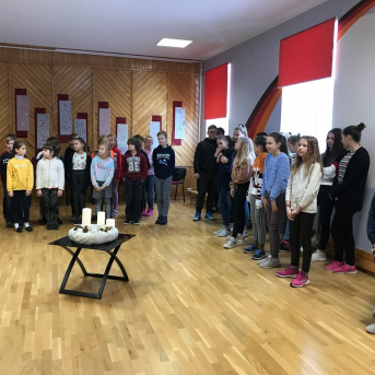 Pirmās svecītes iedegšana Adventes vainagā - 