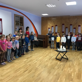 Pirmās svecītes iedegšana Adventes vainagā - 