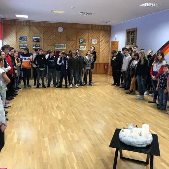 Pirmās svecītes iedegšana Adventes vainagā - 