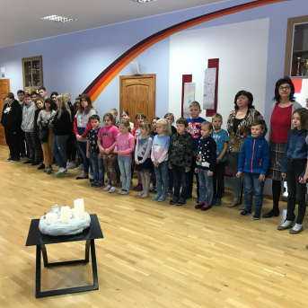 Pirmās svecītes iedegšana Adventes vainagā - 