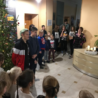 Trešā svece Adventes vainagā Sējas skolā - 