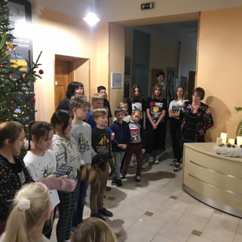 Trešā svece Adventes vainagā Sējas skolā - 