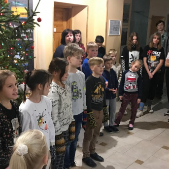 Trešā svece Adventes vainagā Sējas skolā - 