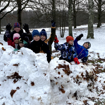 Sportiņš Sējas skolā - Skolēni izmanto kolsālo iespēju sportot ārā, savigā gaisā un baudīt lieliskos laikapstākļus! 