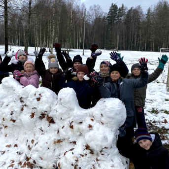 Sportiņš Sējas skolā - Skolēni izmanto kolsālo iespēju sportot ārā, savigā gaisā un baudīt lieliskos laikapstākļus! 