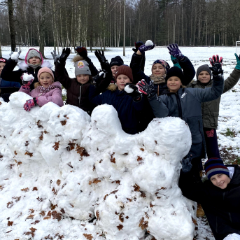Sportiņš Sējas skolā - Skolēni izmanto kolsālo iespēju sportot ārā, savigā gaisā un baudīt lieliskos laikapstākļus! 