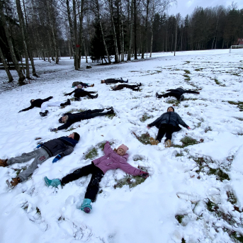 Sportiņš Sējas skolā - Skolēni izmanto kolsālo iespēju sportot ārā, savigā gaisā un baudīt lieliskos laikapstākļus! 