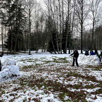 Sportiņš Sējas skolā - Skolēni izmanto kolsālo iespēju sportot ārā, savigā gaisā un baudīt lieliskos laikapstākļus! 
