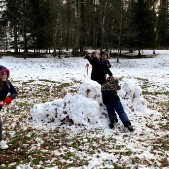 Sportiņš Sējas skolā - Skolēni izmanto kolsālo iespēju sportot ārā, savigā gaisā un baudīt lieliskos laikapstākļus! 