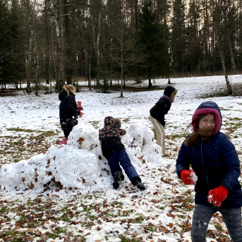 Sportiņš Sējas skolā - Skolēni izmanto kolsālo iespēju sportot ārā, savigā gaisā un baudīt lieliskos laikapstākļus! 