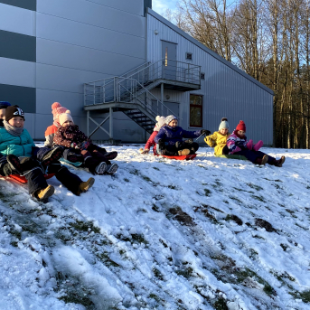 Sportiņš Sējas skolā - Skolēni izmanto kolsālo iespēju sportot ārā, savigā gaisā un baudīt lieliskos laikapstākļus! 