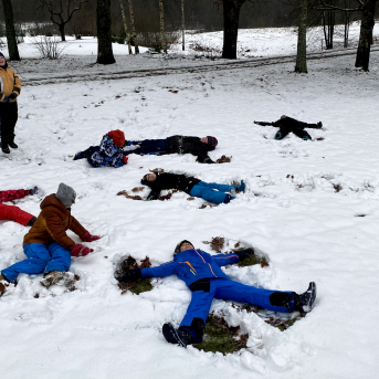 Sportiņš Sējas skolā - Skolēni izmanto kolsālo iespēju sportot ārā, savigā gaisā un baudīt lieliskos laikapstākļus! 