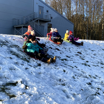 Sportiņš Sējas skolā - Skolēni izmanto kolsālo iespēju sportot ārā, savigā gaisā un baudīt lieliskos laikapstākļus! 