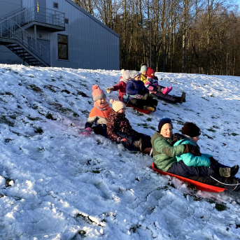 Sportiņš Sējas skolā - Skolēni izmanto kolsālo iespēju sportot ārā, savigā gaisā un baudīt lieliskos laikapstākļus! 