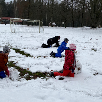 Sportiņš Sējas skolā - Skolēni izmanto kolsālo iespēju sportot ārā, savigā gaisā un baudīt lieliskos laikapstākļus! 
