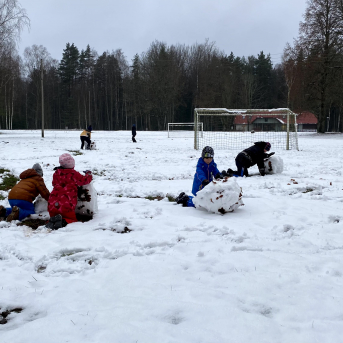 Sportiņš Sējas skolā - Skolēni izmanto kolsālo iespēju sportot ārā, savigā gaisā un baudīt lieliskos laikapstākļus! 