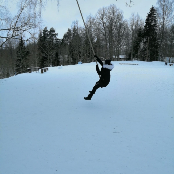 Sniega aktivitātes - Mācoties attālināti pie viedierīcēm, jo īpaši svarīgi ir iziet svaigā gaisā un izkustēties, tāpēc šeit neliels ieskats Sējas skolas skolēnu ziemas mācību-atpūtas aktivitātēs.