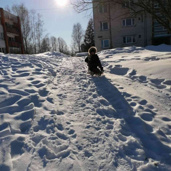 Sniega aktivitātes - Mācoties attālināti pie viedierīcēm, jo īpaši svarīgi ir iziet svaigā gaisā un izkustēties, tāpēc šeit neliels ieskats Sējas skolas skolēnu ziemas mācību-atpūtas aktivitātēs.