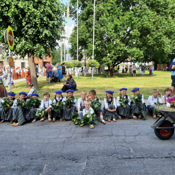 Latvju bērni danci veda - 