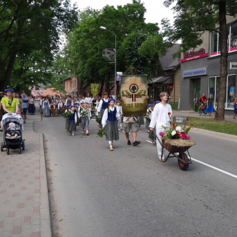 Latvju bērni danci veda - 