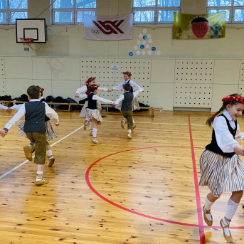 Sporto visa klase sacensības 6.klasei - 15. februārī Āgenskalna sākumskolā notika projekta Sporto visa klase sacensības stafetēs. Šajās sacensībās startēja arī Sējas pamatskolas 6.klase, kas ir ir Sporto visa klase projekta dalībniece. Sacensības bija visai spraigas un Sējas skolas skolēni uzrādīja labu sniegumu. Īpaši priecēja spēja sadarboties un startēt kā kārtīgai komandai! :)