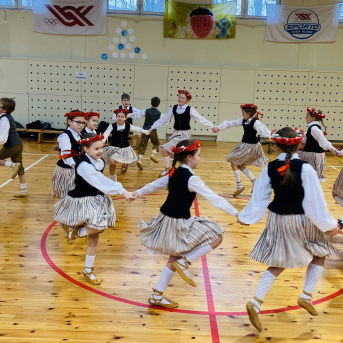 Sporto visa klase sacensības 6.klasei - 15. februārī Āgenskalna sākumskolā notika projekta Sporto visa klase sacensības stafetēs. Šajās sacensībās startēja arī Sējas pamatskolas 6.klase, kas ir ir Sporto visa klase projekta dalībniece. Sacensības bija visai spraigas un Sējas skolas skolēni uzrādīja labu sniegumu. Īpaši priecēja spēja sadarboties un startēt kā kārtīgai komandai! :)