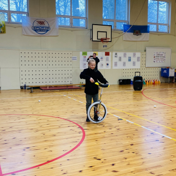 Sporto visa klase sacensības 6.klasei - 15. februārī Āgenskalna sākumskolā notika projekta Sporto visa klase sacensības stafetēs. Šajās sacensībās startēja arī Sējas pamatskolas 6.klase, kas ir ir Sporto visa klase projekta dalībniece. Sacensības bija visai spraigas un Sējas skolas skolēni uzrādīja labu sniegumu. Īpaši priecēja spēja sadarboties un startēt kā kārtīgai komandai! :)