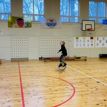 Sporto visa klase sacensības 6.klasei - 15. februārī Āgenskalna sākumskolā notika projekta Sporto visa klase sacensības stafetēs. Šajās sacensībās startēja arī Sējas pamatskolas 6.klase, kas ir ir Sporto visa klase projekta dalībniece. Sacensības bija visai spraigas un Sējas skolas skolēni uzrādīja labu sniegumu. Īpaši priecēja spēja sadarboties un startēt kā kārtīgai komandai! :)