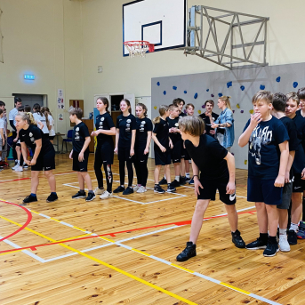 Sporto visa klase sacensības 6.klasei - 15. februārī Āgenskalna sākumskolā notika projekta Sporto visa klase sacensības stafetēs. Šajās sacensībās startēja arī Sējas pamatskolas 6.klase, kas ir ir Sporto visa klase projekta dalībniece. Sacensības bija visai spraigas un Sējas skolas skolēni uzrādīja labu sniegumu. Īpaši priecēja spēja sadarboties un startēt kā kārtīgai komandai! :)