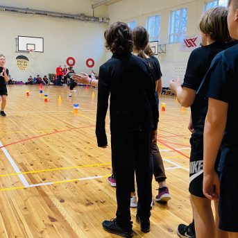 Sporto visa klase sacensības 6.klasei - 15. februārī Āgenskalna sākumskolā notika projekta Sporto visa klase sacensības stafetēs. Šajās sacensībās startēja arī Sējas pamatskolas 6.klase, kas ir ir Sporto visa klase projekta dalībniece. Sacensības bija visai spraigas un Sējas skolas skolēni uzrādīja labu sniegumu. Īpaši priecēja spēja sadarboties un startēt kā kārtīgai komandai! :)