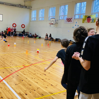 Sporto visa klase sacensības 6.klasei - 15. februārī Āgenskalna sākumskolā notika projekta Sporto visa klase sacensības stafetēs. Šajās sacensībās startēja arī Sējas pamatskolas 6.klase, kas ir ir Sporto visa klase projekta dalībniece. Sacensības bija visai spraigas un Sējas skolas skolēni uzrādīja labu sniegumu. Īpaši priecēja spēja sadarboties un startēt kā kārtīgai komandai! :)