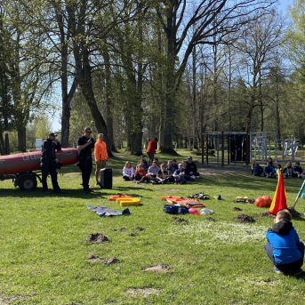 Lekcija par drošību uz un pie ūdens - 