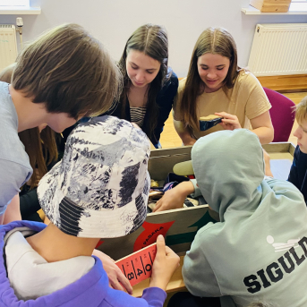 Skolas somas projekta nodarbība “Ziedoņa klase” - 