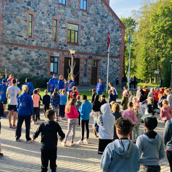 Miera skrējiena dalībnieki un lāpa Sējas skolā - 