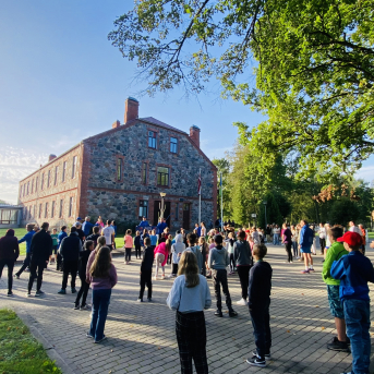 Miera skrējiena dalībnieki un lāpa Sējas skolā - 