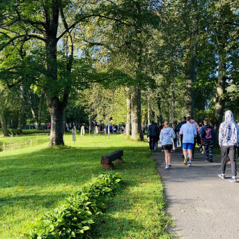 Miera skrējiena dalībnieki un lāpa Sējas skolā - 