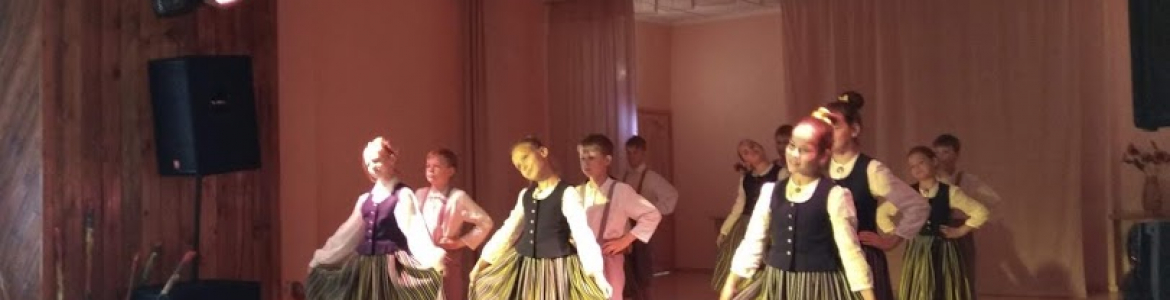 Sējas pamatskolas Tautas deju pulciņa dalībnieki uzstājas Starptautiskās Senioru dienas pasākumā